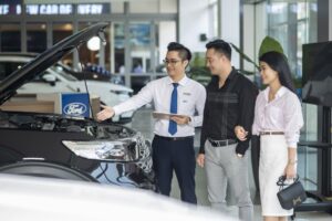 ford tư vấn khách mua xe ford trả góp