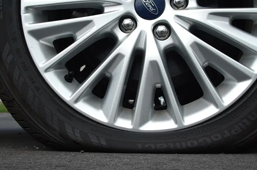 Xe gặp sự cố trên đường - Ford Dĩ An lốp xe ford gặp sự cố trên đường